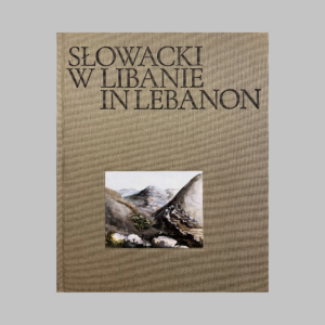 grafika: okładka książki. Przy górnej krawędzi tłoczony napis: "Słowacki w Libanie/in Lebanon", na środku wyklejka przedstawiająca pejzaż górski autorstwa Juliusza Słowackiego. Książka oprawiona w płócienną okładkę.